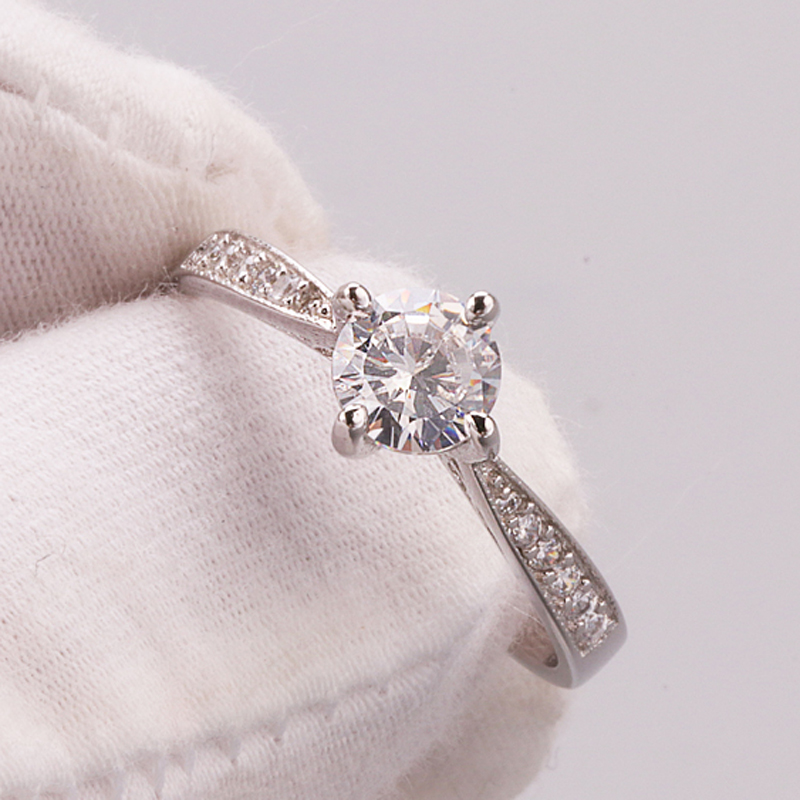 純銀925 新品微鑲皇冠鉑金一克拉裸鉆女款求婚結(jié)婚鉆戒